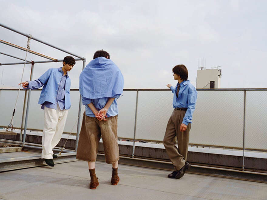 ブルーのシャツを着こなすメンズノンノモデルの3人