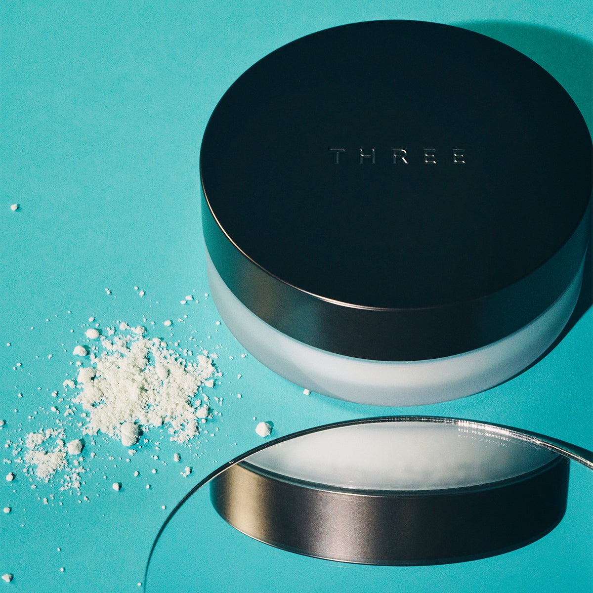 THREEのアドバンスドエシリアル スムースオペレーター ルースパウダー X04