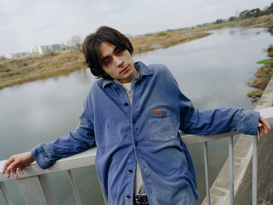 オーバーシルエットのシャツ