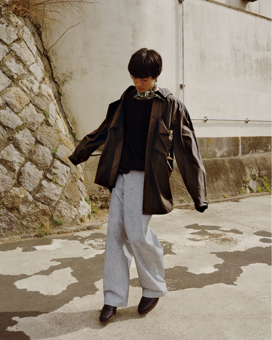 カットソー素材のアルチザンシャツ　引き１