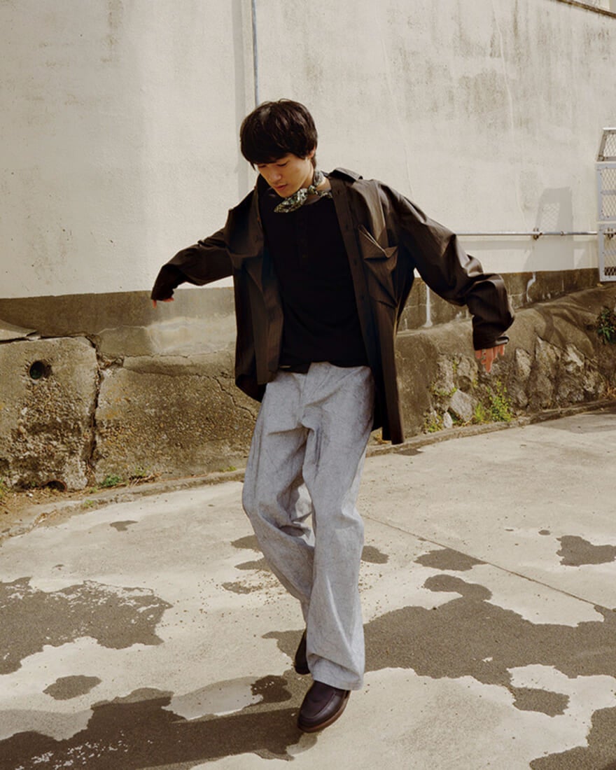 カットソー素材のアルチザンシャツ　引き２