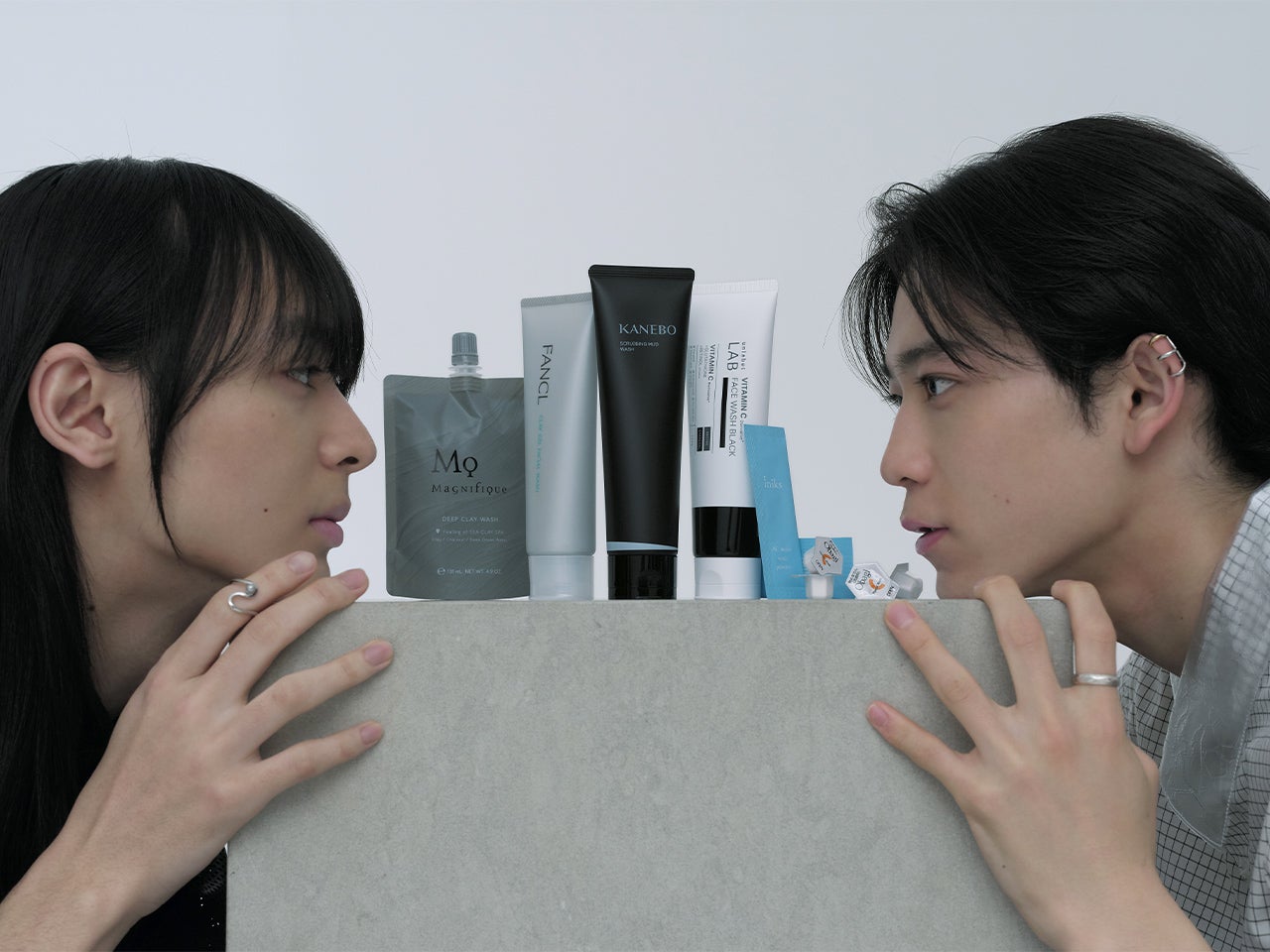 【メンズ洗顔ガイド】テカリやベタつきは「油田フェイス」のサイン。クレイと酵素の力で皮脂を落としきれ！