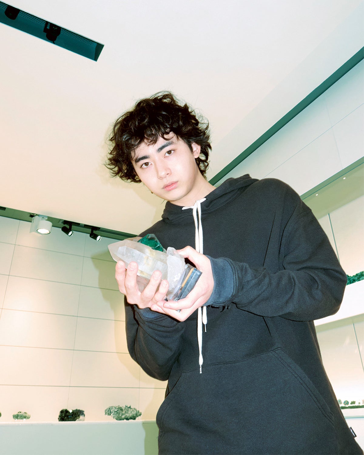 水晶/フローライトを手に持つ豊田