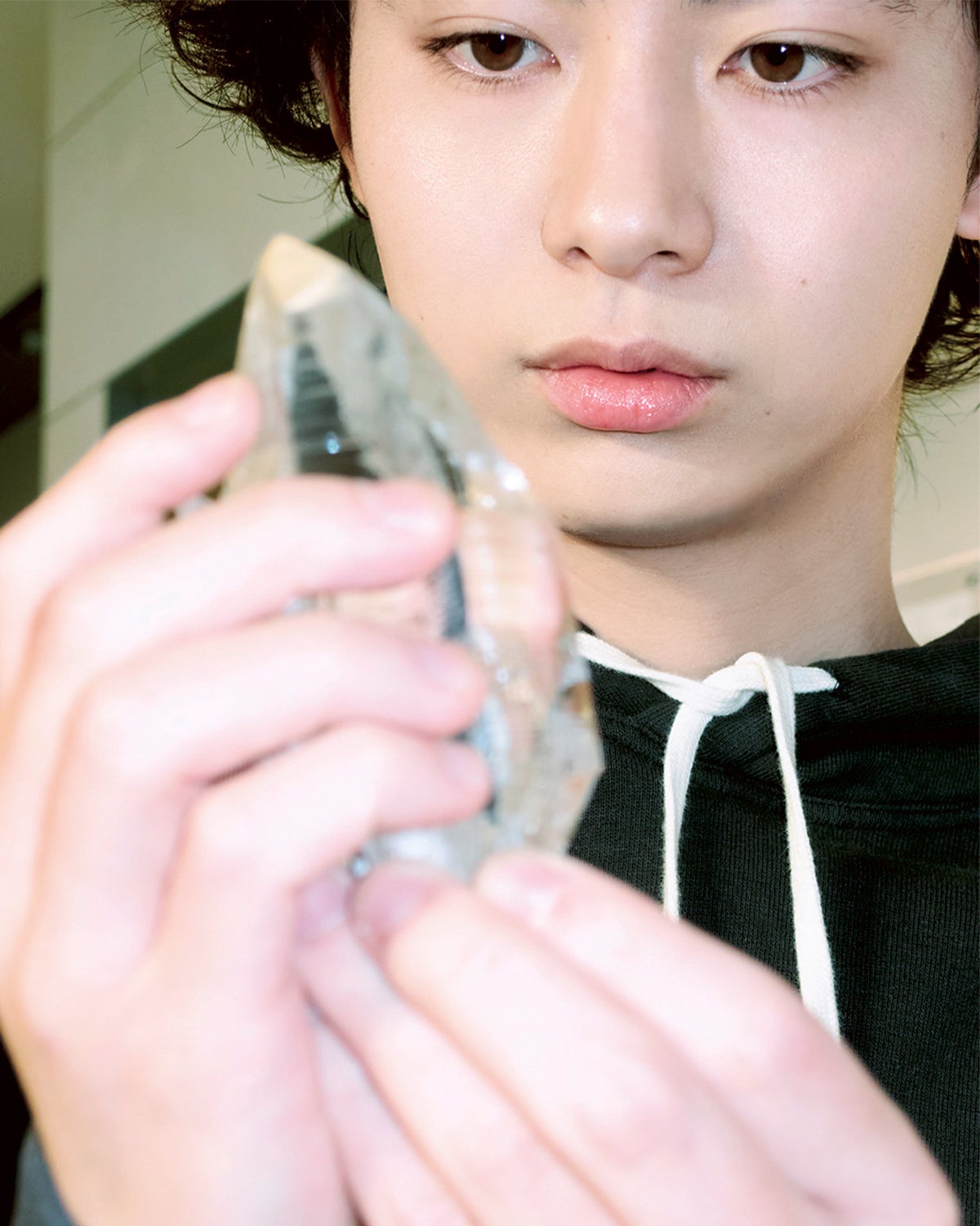 水晶/ルチル/フェルスパーを観察する豊田