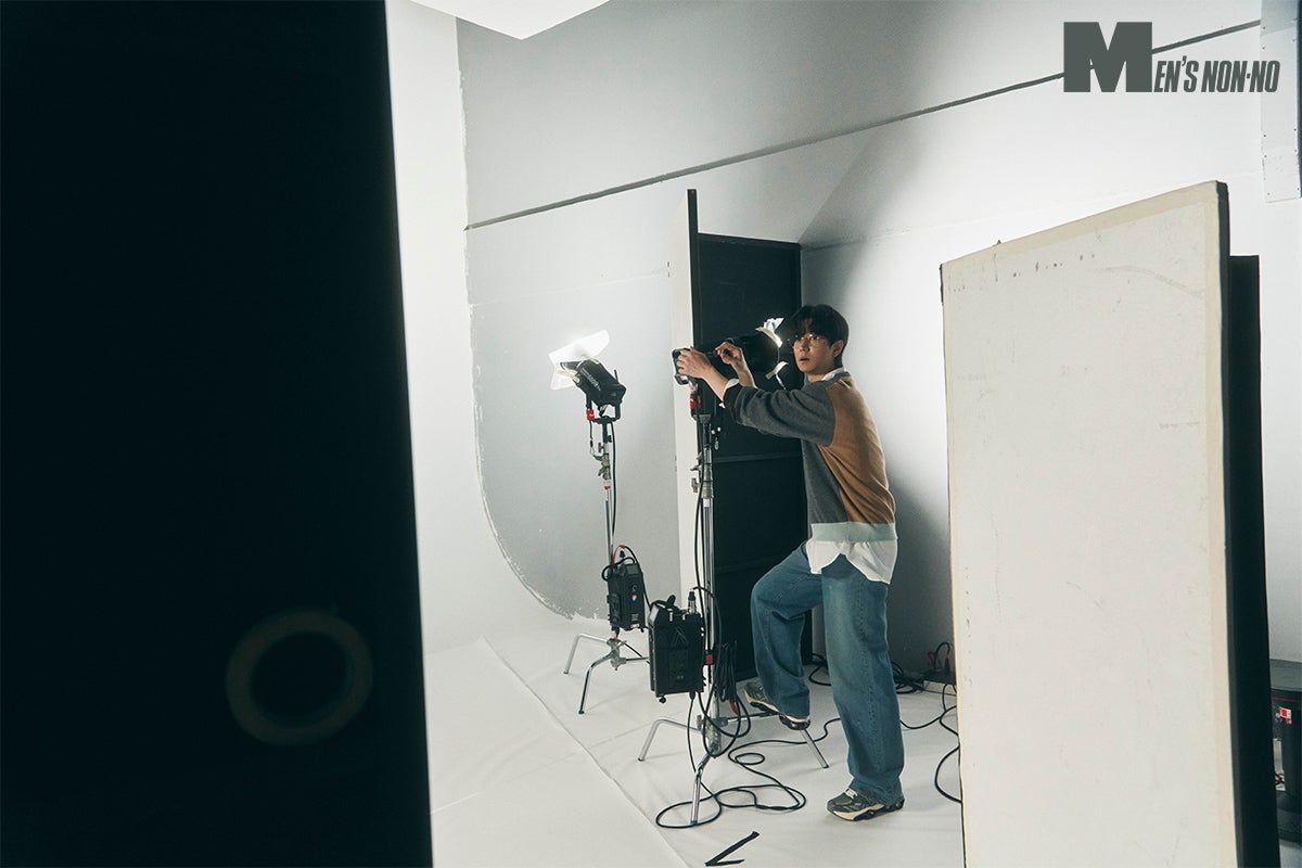 撮影セッティングをする中島裕翔