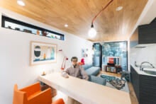 「2LDK 56平米 31帖」ふたり暮らしで見つけた、ミニマルとポップが溶け合う心地よさ【おしゃれ男子の部屋カタログ／Vol.47】