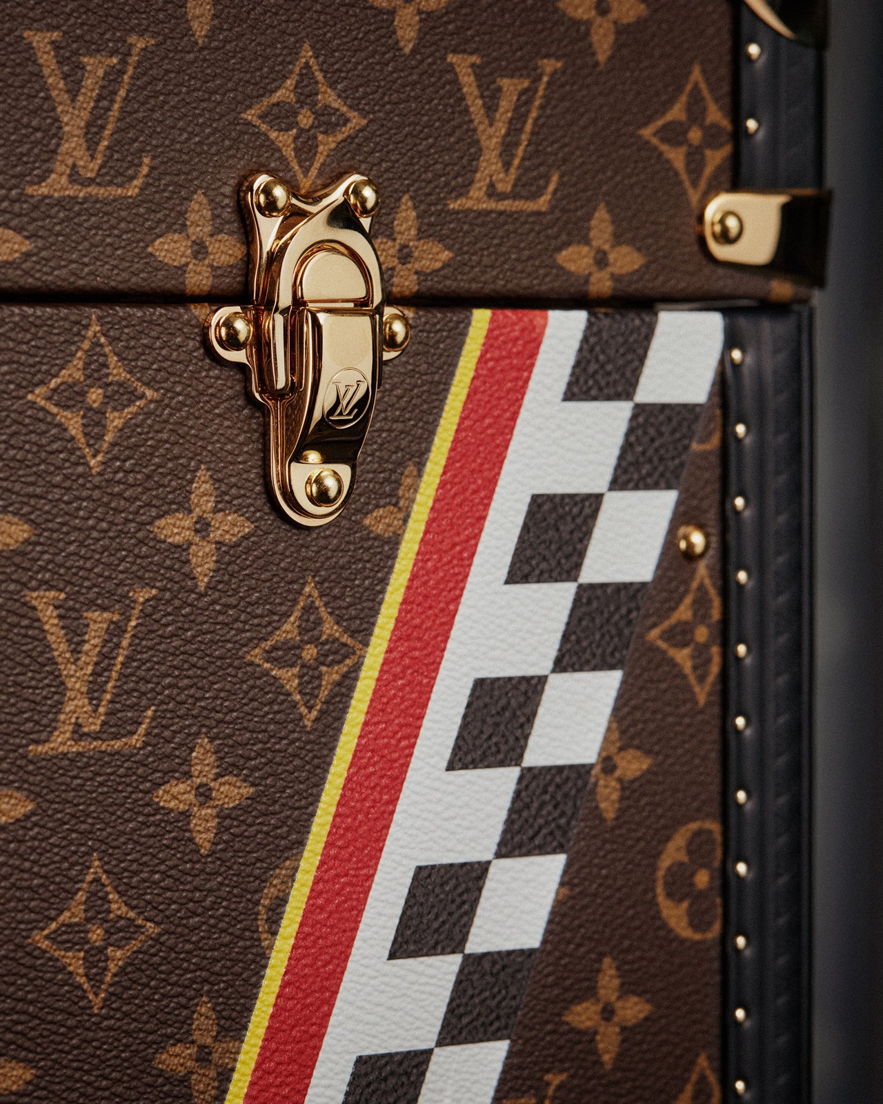 ルイ・ヴィトンが製作したF1日本グランプリ2026のトロフィーケースのVモチーフのディテール