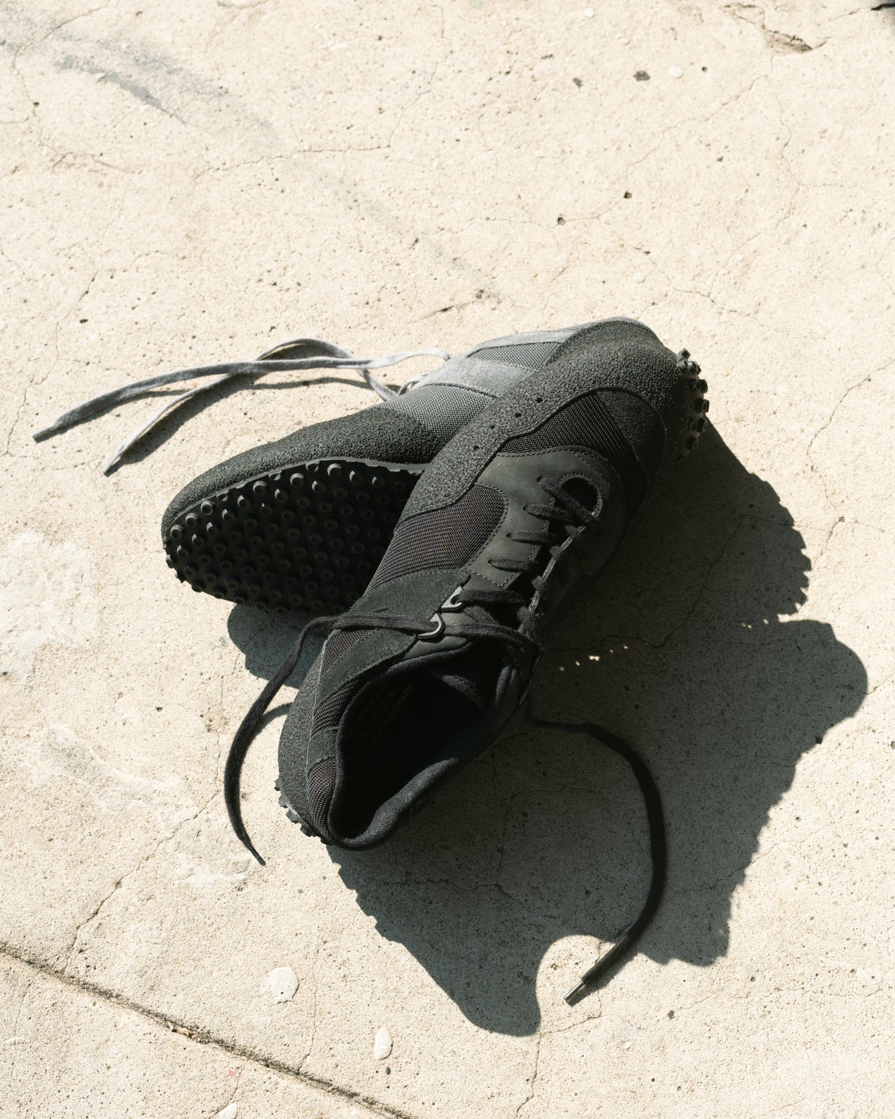 YOKE &times; REPRODUCTION OF FOUND コラボレーションスニーカー　2足　俯瞰