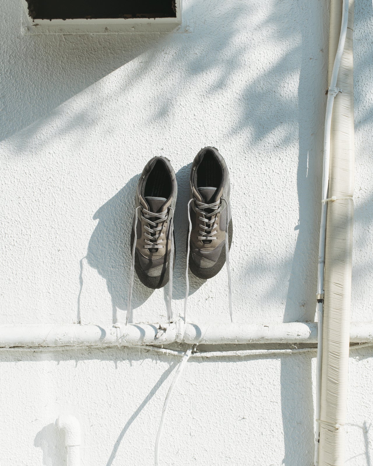 YOKE &times; REPRODUCTION OF FOUND コラボレーションスニーカー　俯瞰　引き