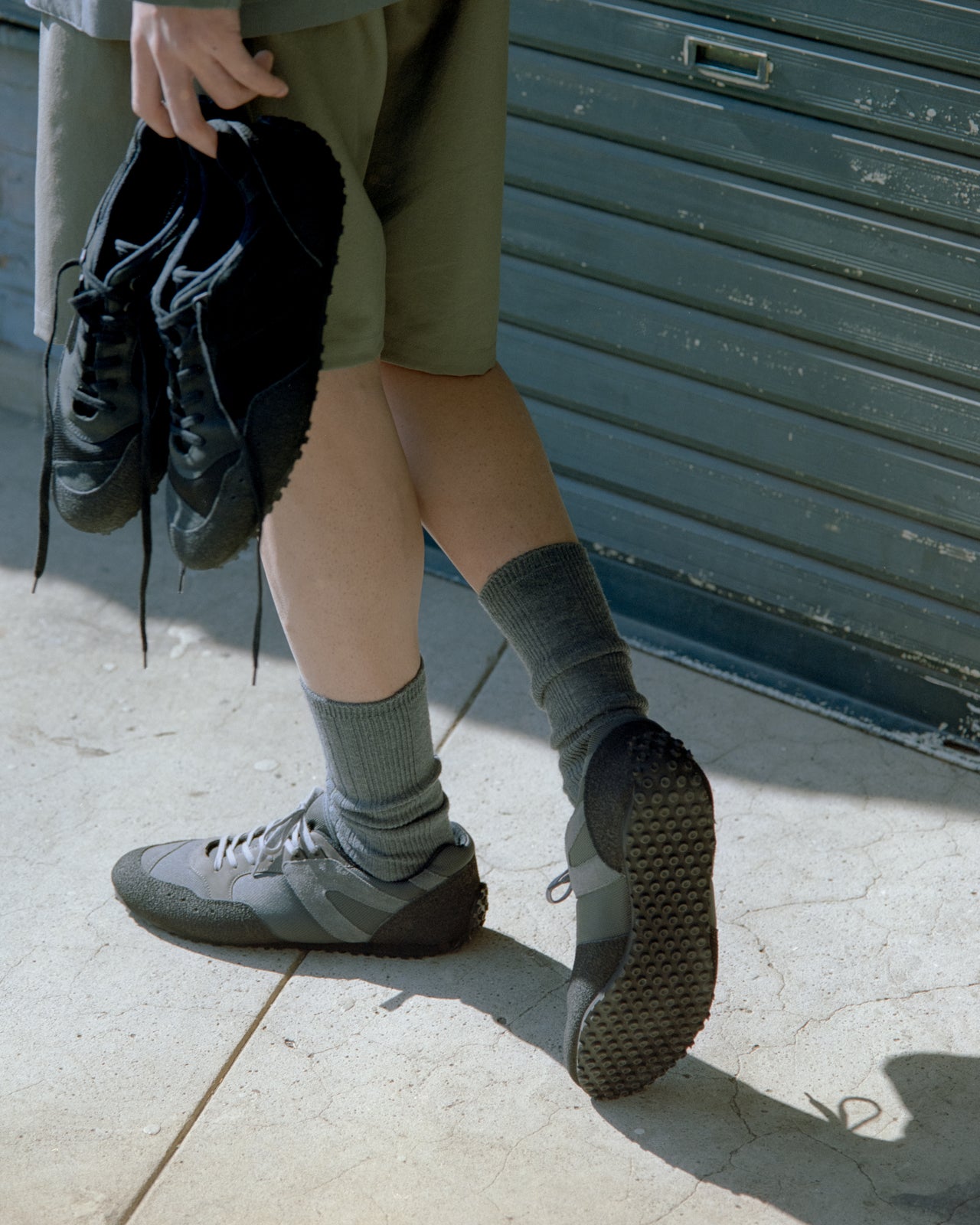 YOKE &times; REPRODUCTION OF FOUND コラボレーションスニーカー　着画