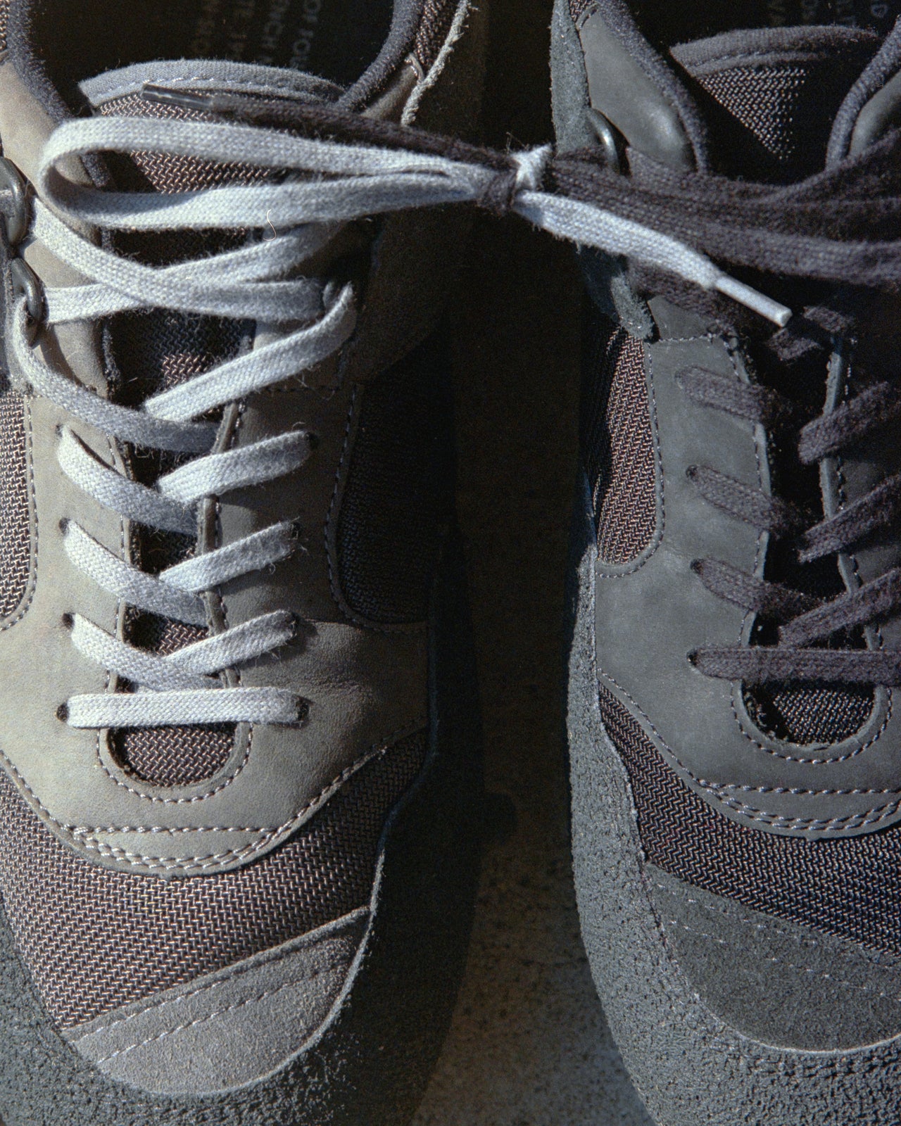 YOKE &times; REPRODUCTION OF FOUND コラボレーションスニーカー　爪先　俯瞰