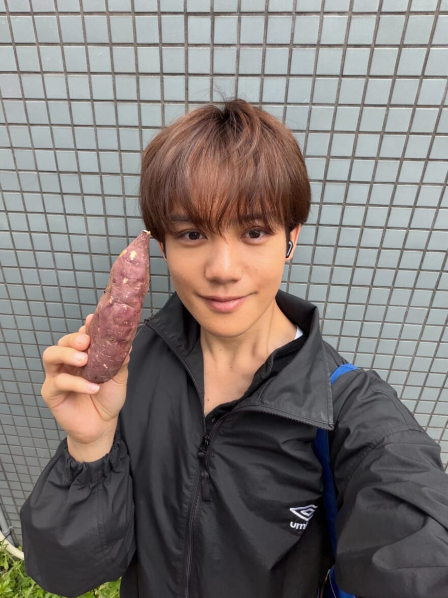 好物の焼き芋を手に持っている樋之津琳太郎。嬉しそう。