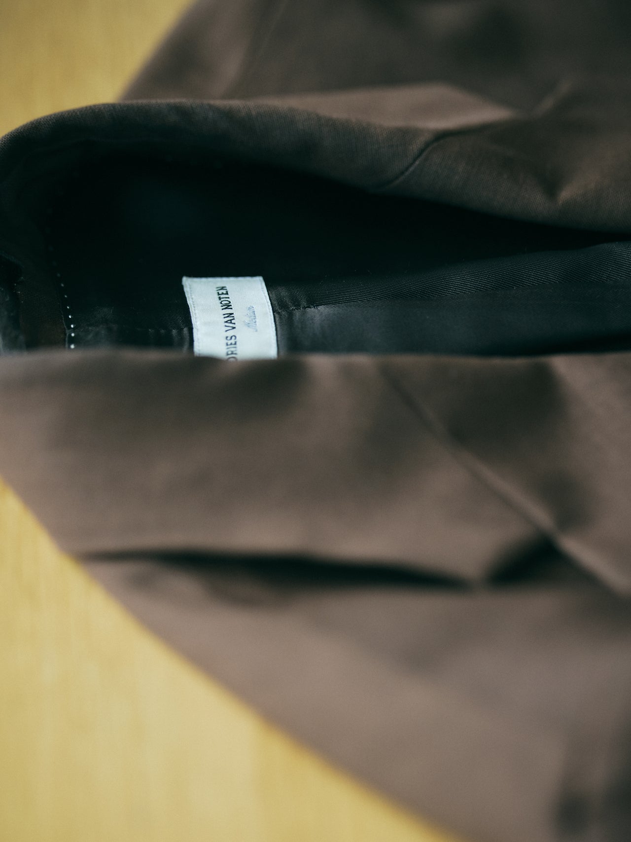 服好きが買ってよかった〈Dries Van Noten〉のテーラードジャケットのタグ