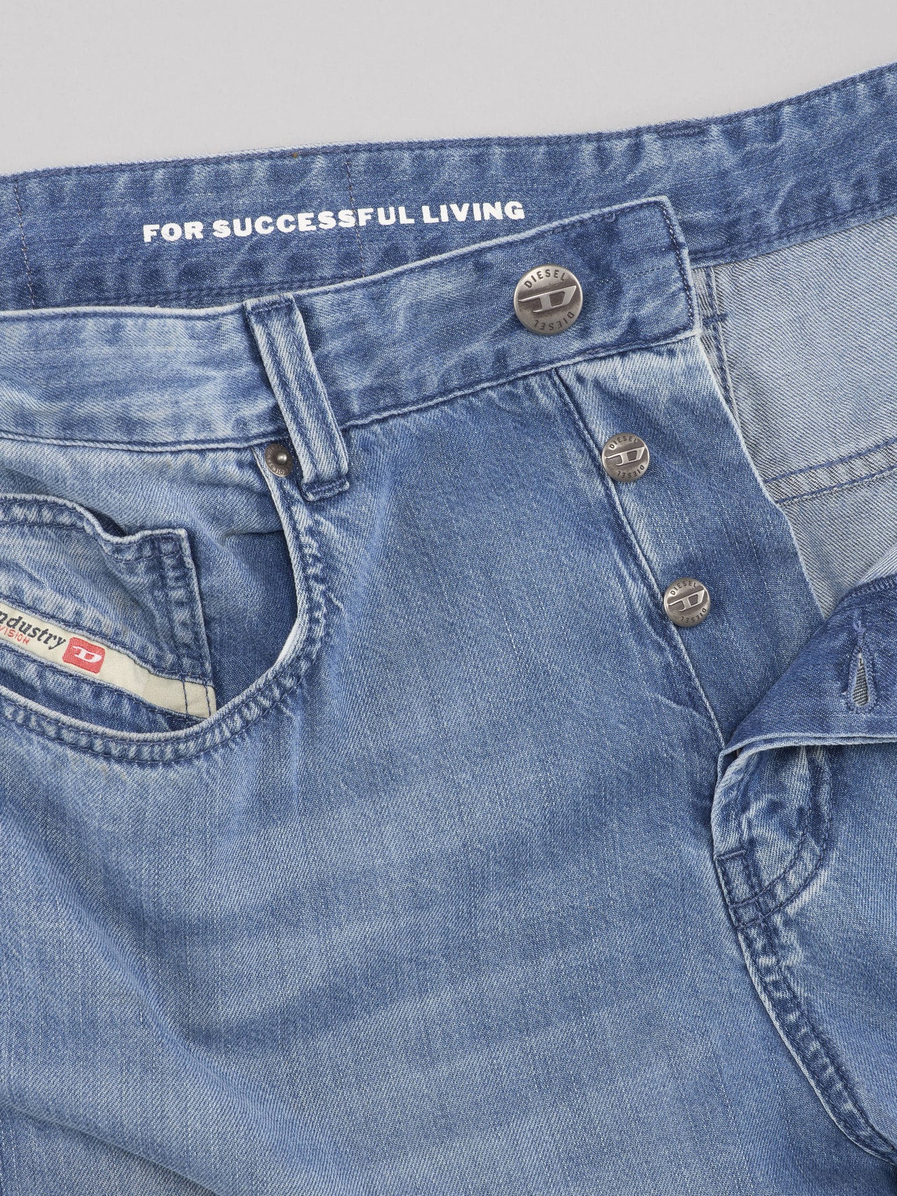 ディーゼルのデニム「ローウエスト 2001 D-Macro」のボタンフライ