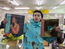 神保町のレコード店で見つけたユーミン。仕事帰りに後輩とディグ[中田圭祐ブログ]