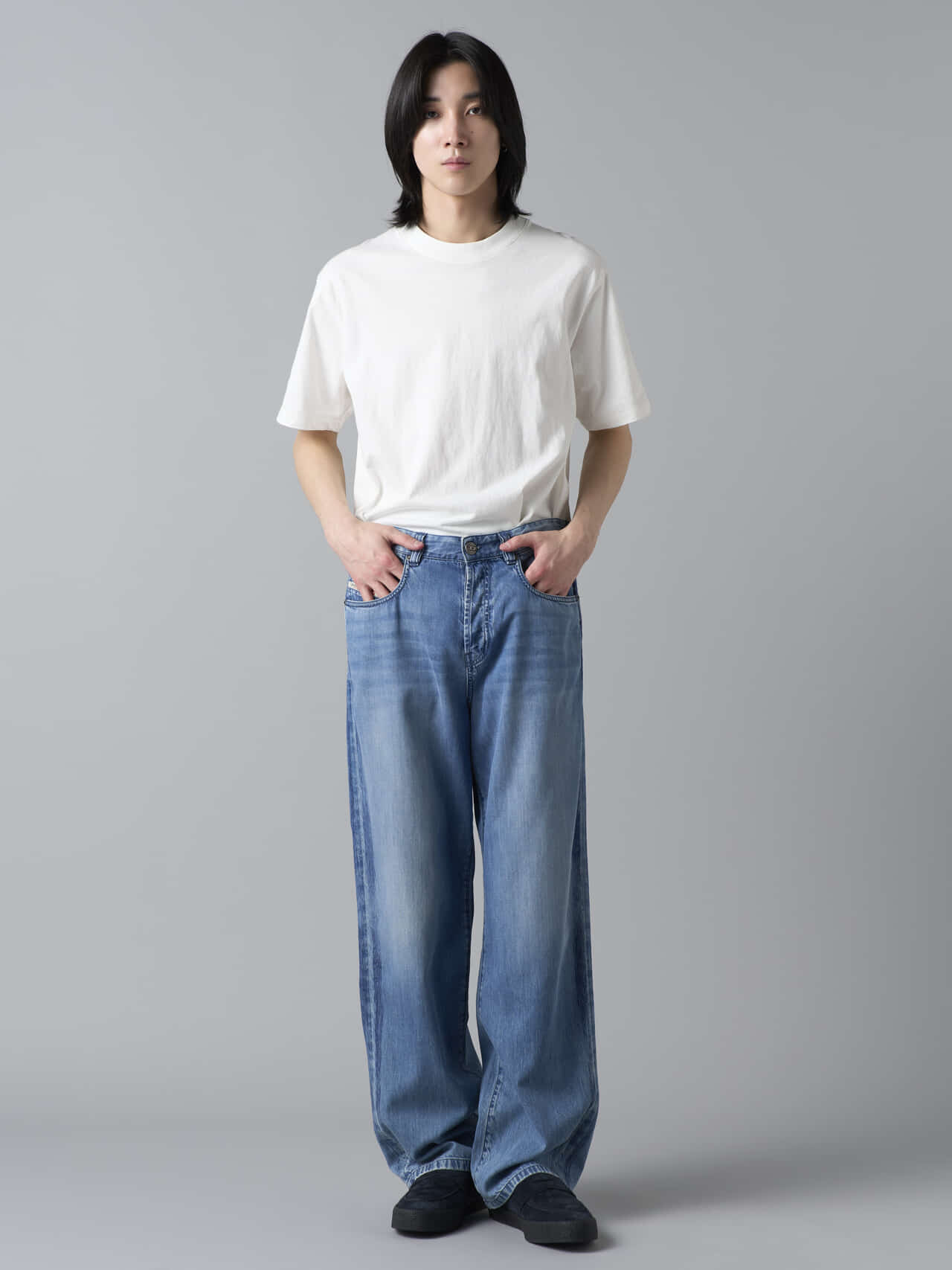 ディーゼルのデニム「ローウエスト 2001 D-Macro」の着用　フロント