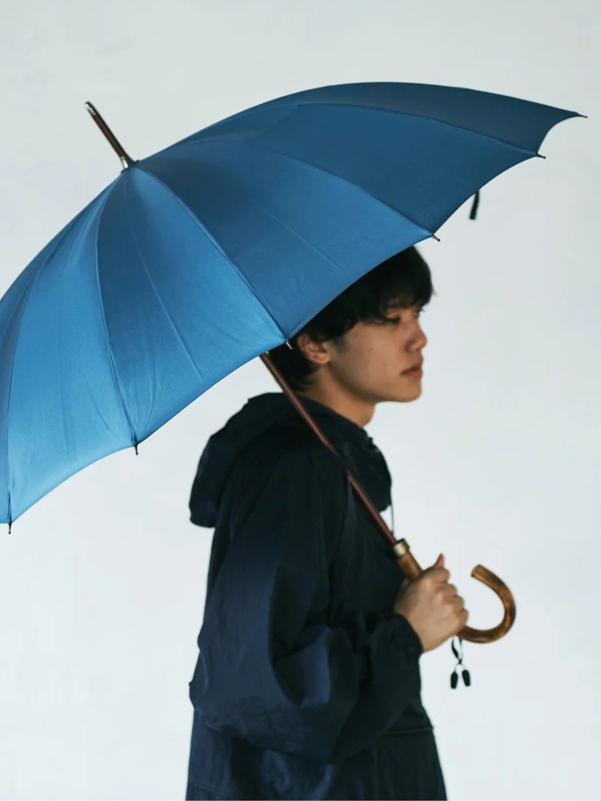 雲からの「散乱光」が加わると快晴の時よりも紫外線が強くなる：日傘イメージ