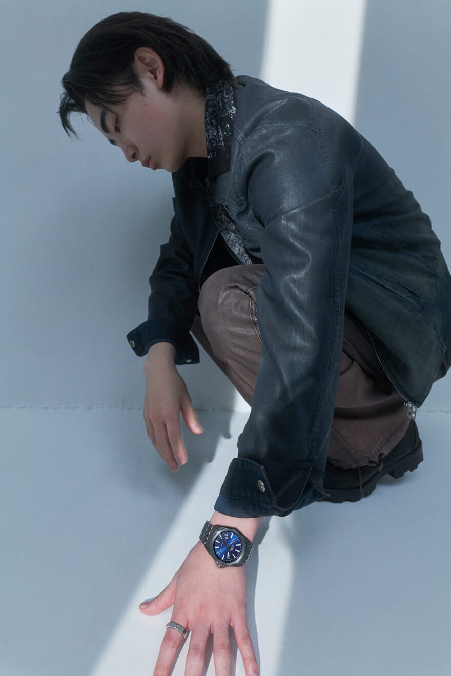 DIESEL（ディーゼル）のメンズ腕時計「STINGER」のガンメタル&times;ブルーを着用する豊田裕大さん