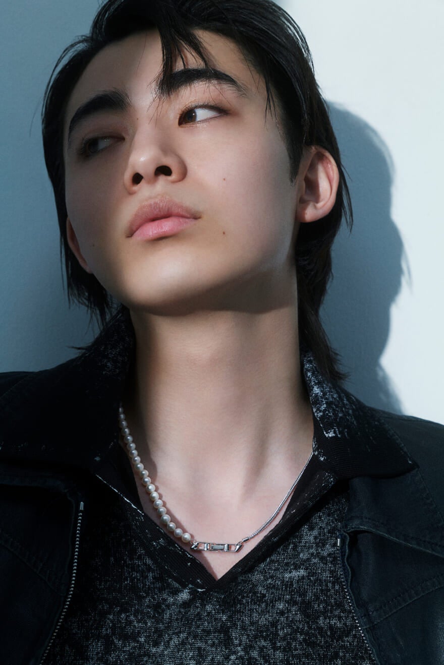 DIESELのパールチョーカーをコーディネートする豊田裕大さん