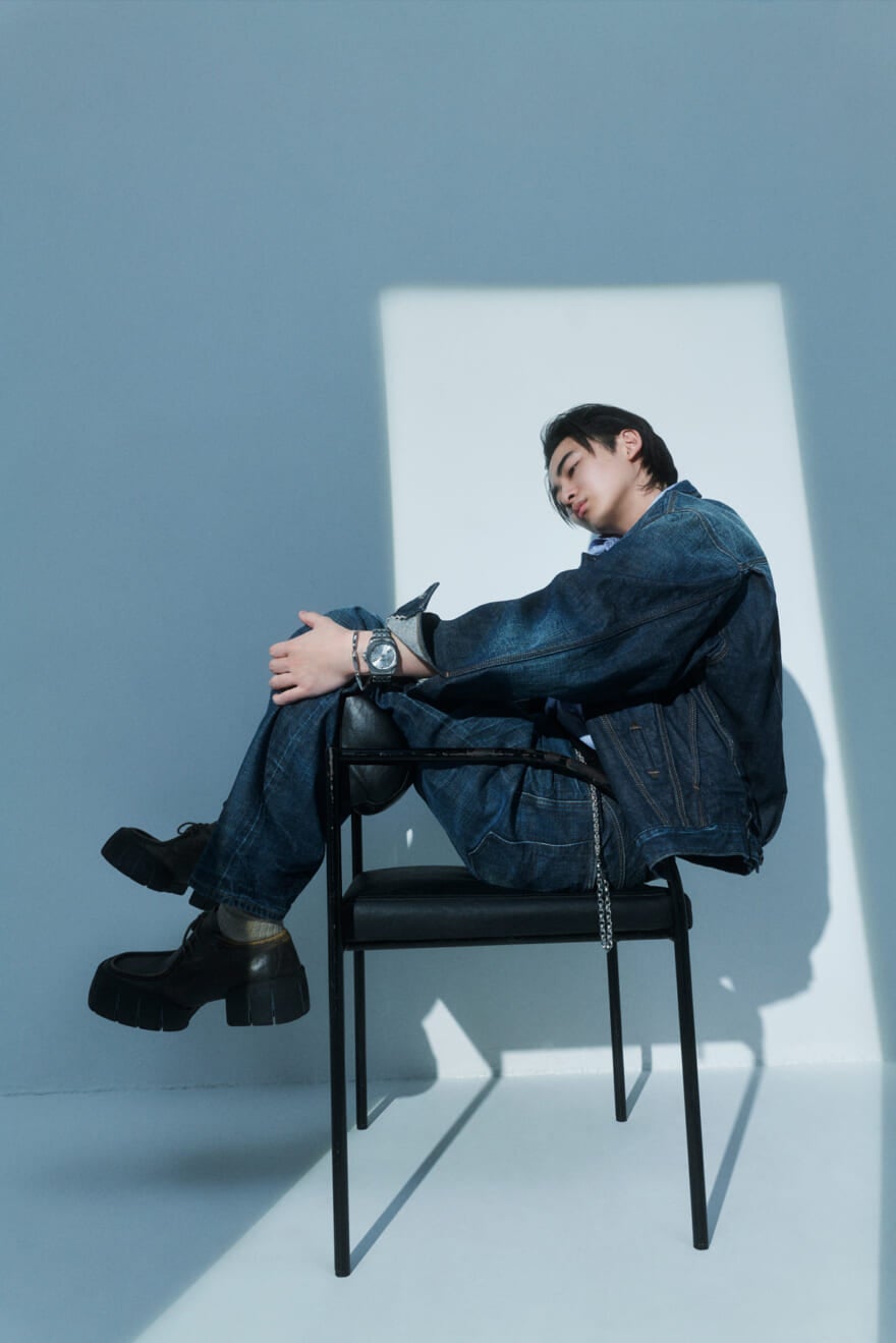 DIESEL（ディーゼル）の2026年春夏の新作メンズ腕時計「STINGER」を着用する豊田裕大さん１