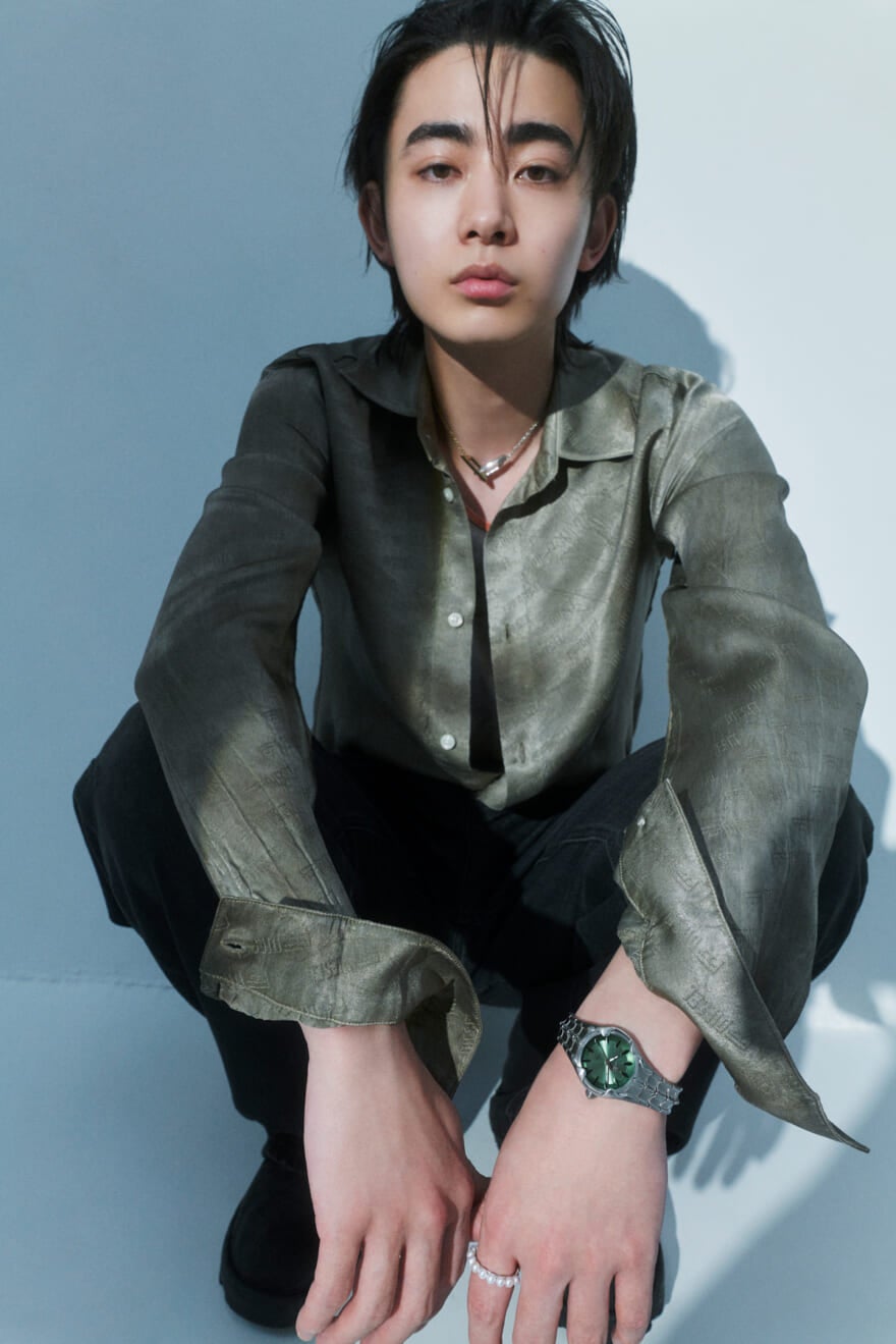 DIESELのメンズ腕時計「VERT」のグリーンダイヤルモデルを着用する豊田裕大さん