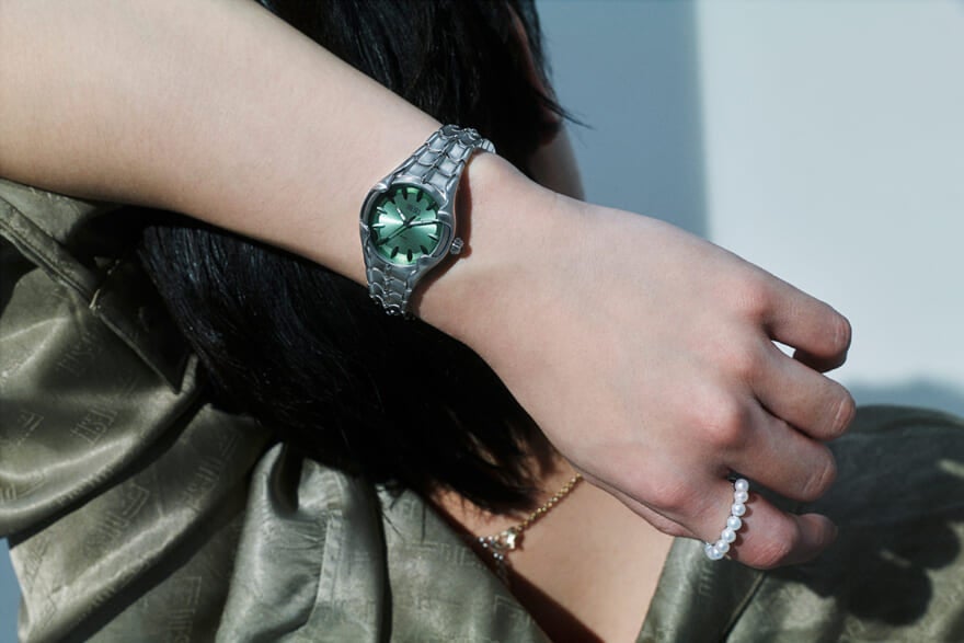 DIESELのメンズ腕時計「VERT」のグリーンダイヤルモデルを着用する豊田裕大さんの手もと