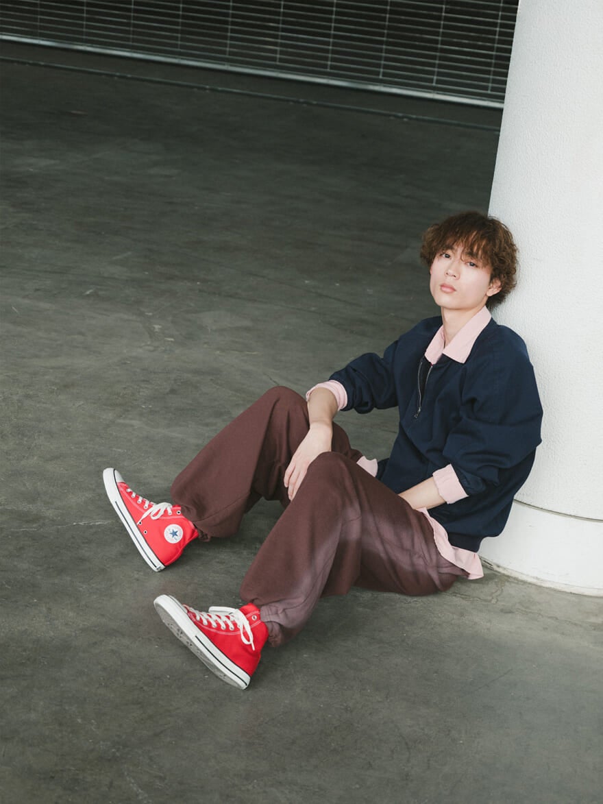 コンバースの赤いオールスターHIを私服でコーディネートするメンズノンノモデルの水沢林太郎さん