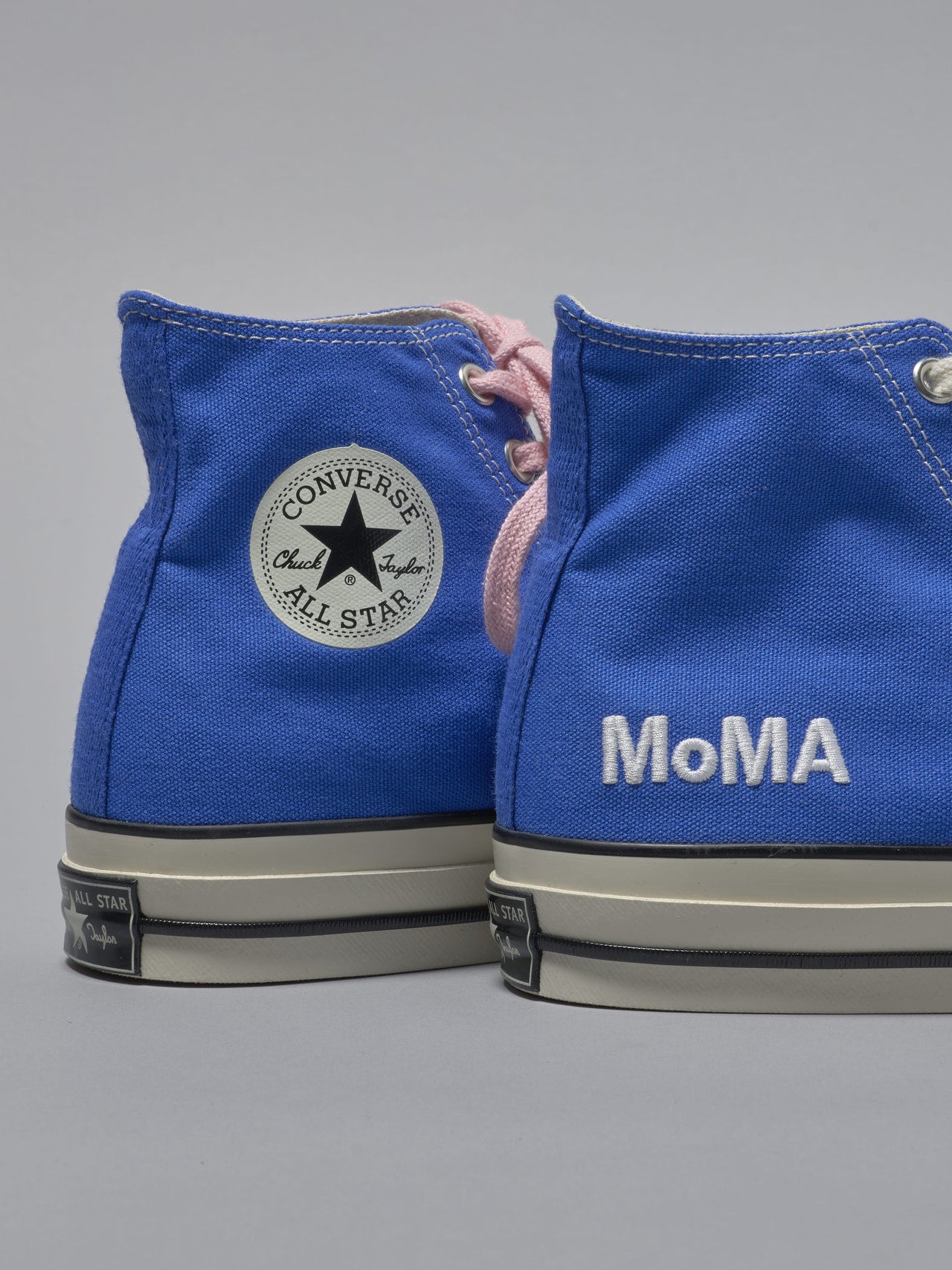 コンバース&times;MoMA デザインストアのコラボスニーカー　ALL STAR LGCY HI / MoMAのコンバースロゴ