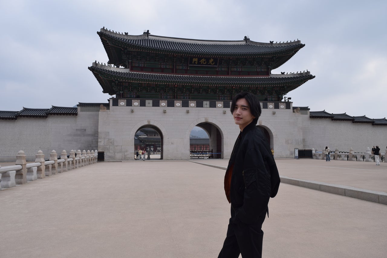 景福宮を訪れた道枝駿佑さんのオフショット