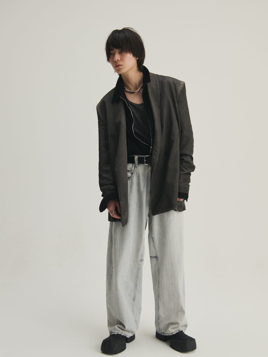 DIESELの2026年春物のメンズジャケットを着用する豊田裕大さん