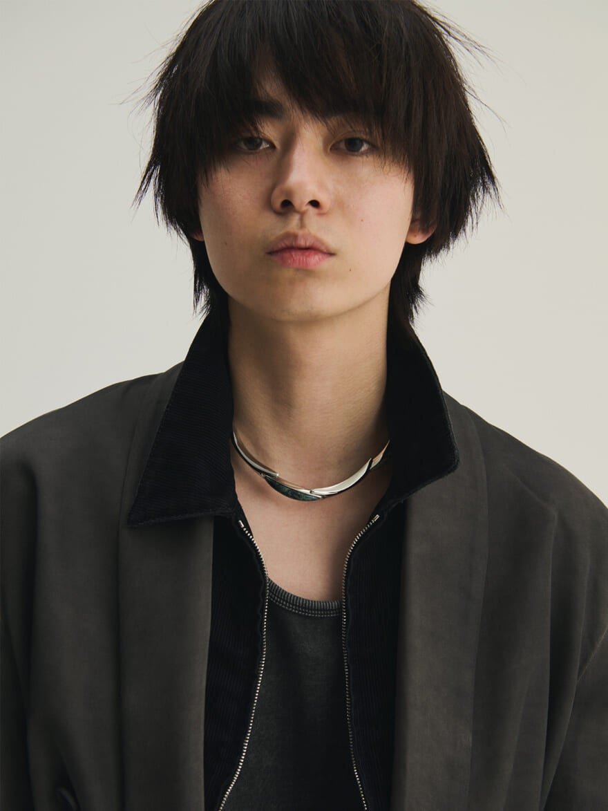 DIESELの2026年春物のメンズジャケットを着用する豊田裕大さんの上半身コーディネート