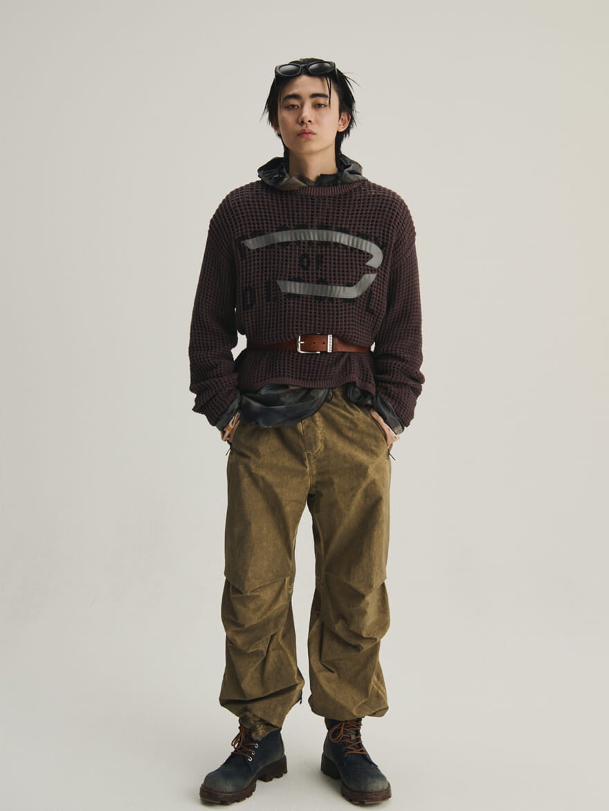 DIESELの2026年春物のメンズメッシュニットを着用する豊田裕大さん