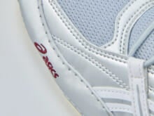 薄底スニーカー、次に選ぶならこれ。シルバー×レッドが効いた「アシックス」を。【プレスたちの春の指名買いリスト】