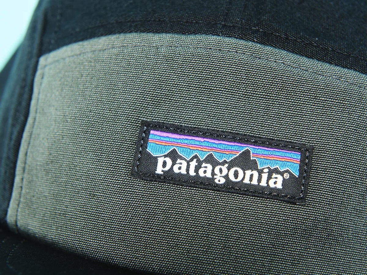 GWに必要なのは「アウトドアブランド」の“最強黒小物”。モンベル、パタゴニア...スニーカーからバッグまで服のプロ激推しブラック名品11選！