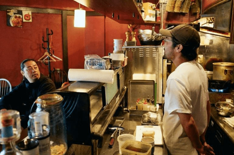 ニューハナイで飲む常連と店主