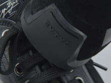 服好きは変わり種の黒スニーカーを履く。シックなブラックレザーなのに軽やかな履き心地！【プレスたちの春の指名買いリスト】