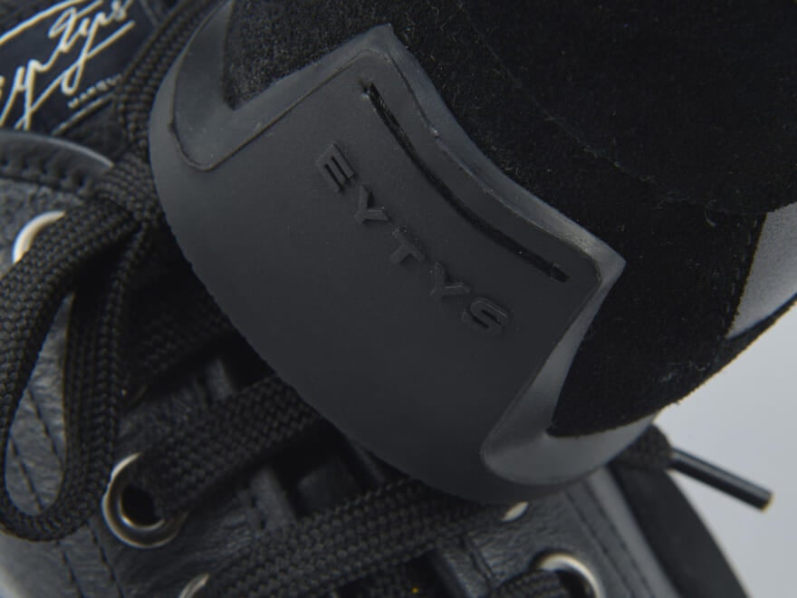 服好きは変わり種の黒スニーカーを履く。シックなブラックレザーなのに軽やかな履き心地！【プレスたちの春の指名買いリスト】