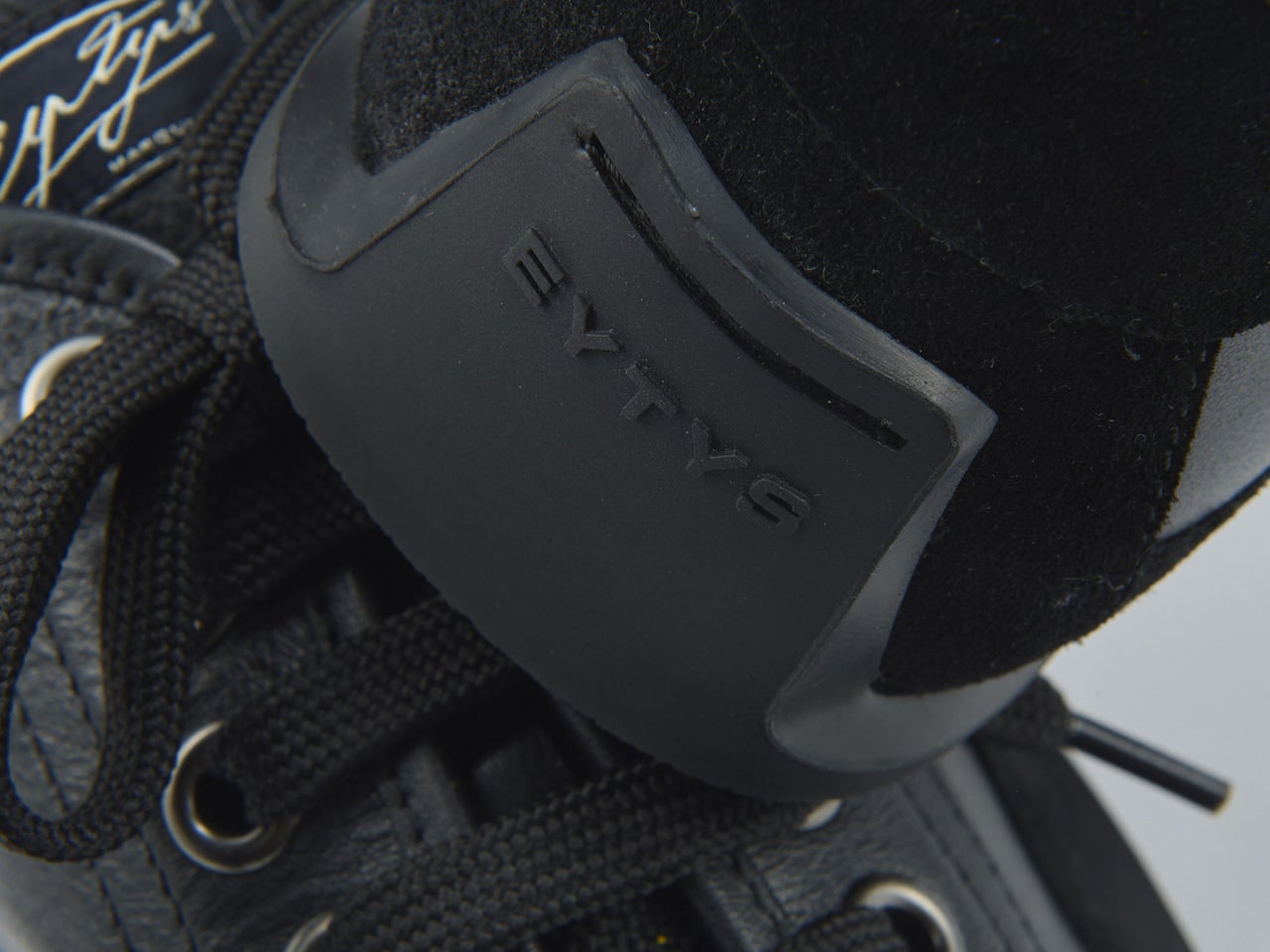 服好きは変わり種の黒スニーカーを履く。シックなブラックレザーなのに軽やかな履き心地！【プレスたちの春の指名買いリスト】