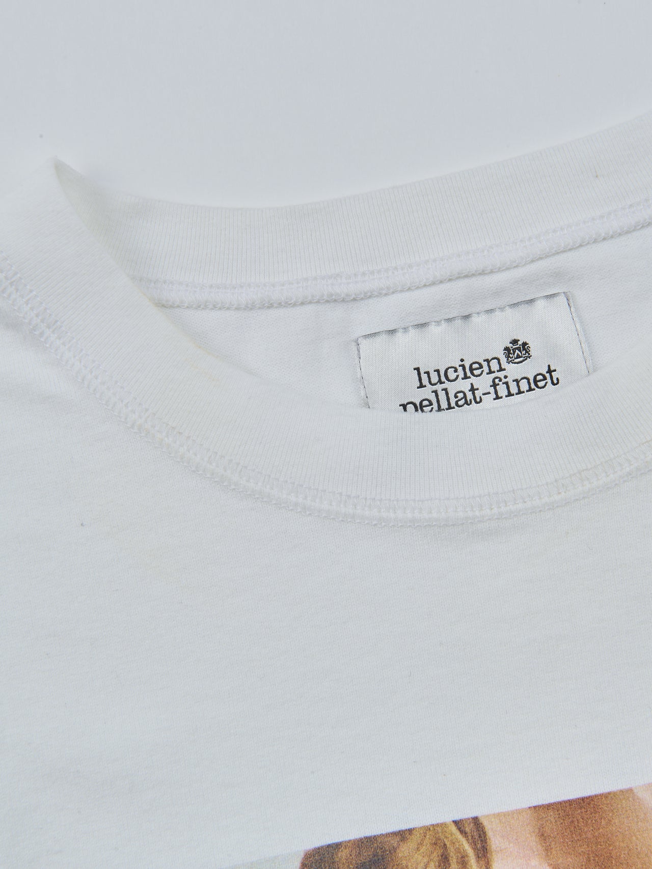 lucien pellat-finet、＜HUGH HOLLAND＞ユニセックス Ｔシャツ &rdquo;Down On The Corner (Balboa Beach, 1975)&rdquo;、ネック