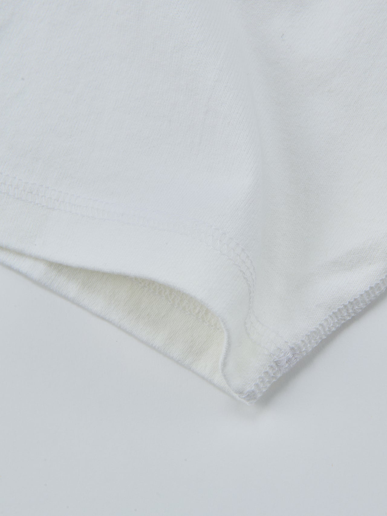 lucien pellat-finet、＜HUGH HOLLAND＞ユニセックス Ｔシャツ &rdquo;Down On The Corner (Balboa Beach, 1975)&rdquo;、裾