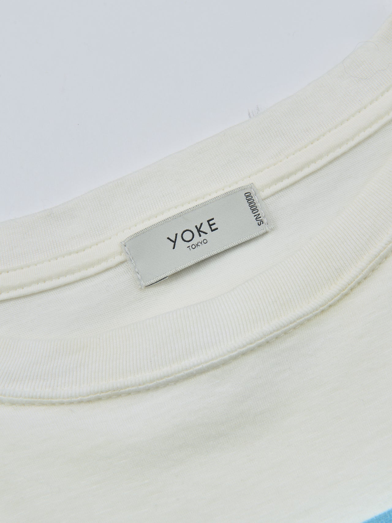 YOKE、Art T-shirt by Max Ernst、ネック