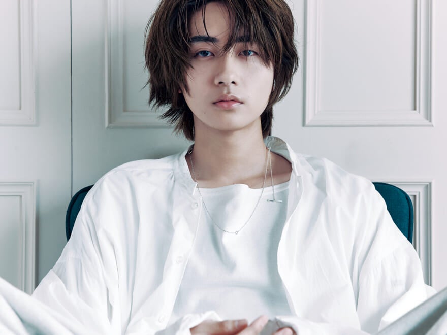 Jouete（ジュエッテ）のチョーカーと白いシャツをコーディネートする髙橋大翔さん