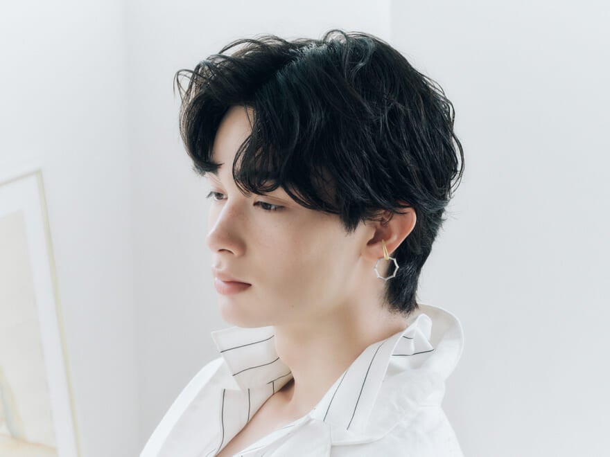 ジェンダーレスジュエリーブランドJouete（ジュエッテ）の2本組リングをイヤカフとして着用するメンズノンノモデルの栄莉弥