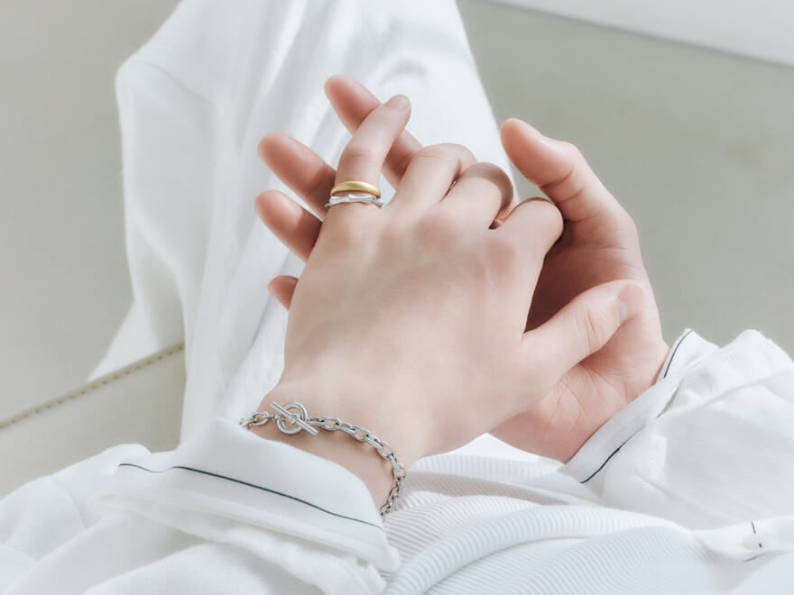 2本組リングを小指に重ねづけするコーディネート例