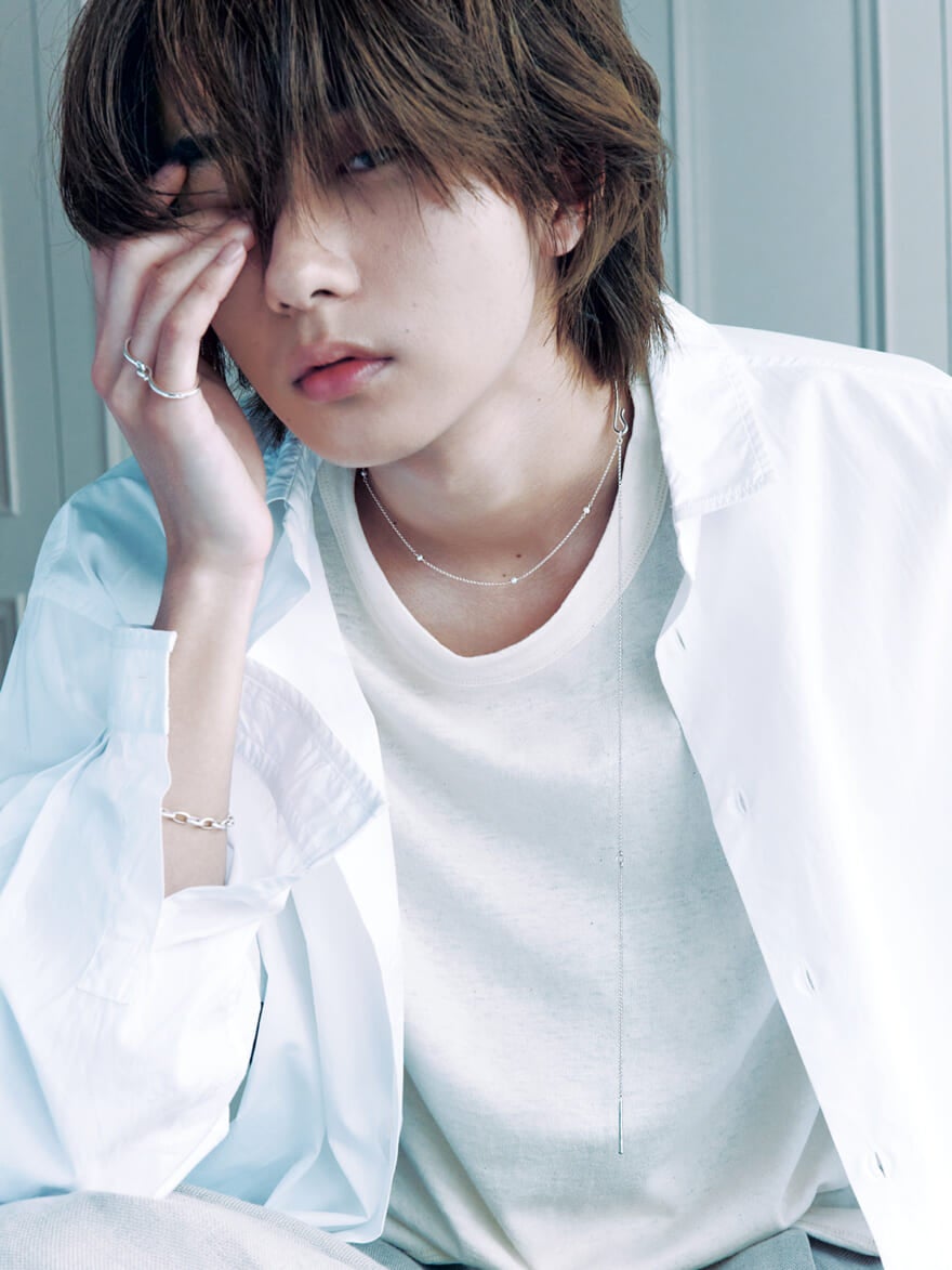 Jouete（ジュエッテ）の小粒パールをあしらったチョーカーを着用するメンズノンノモデルで俳優の髙橋大翔さん