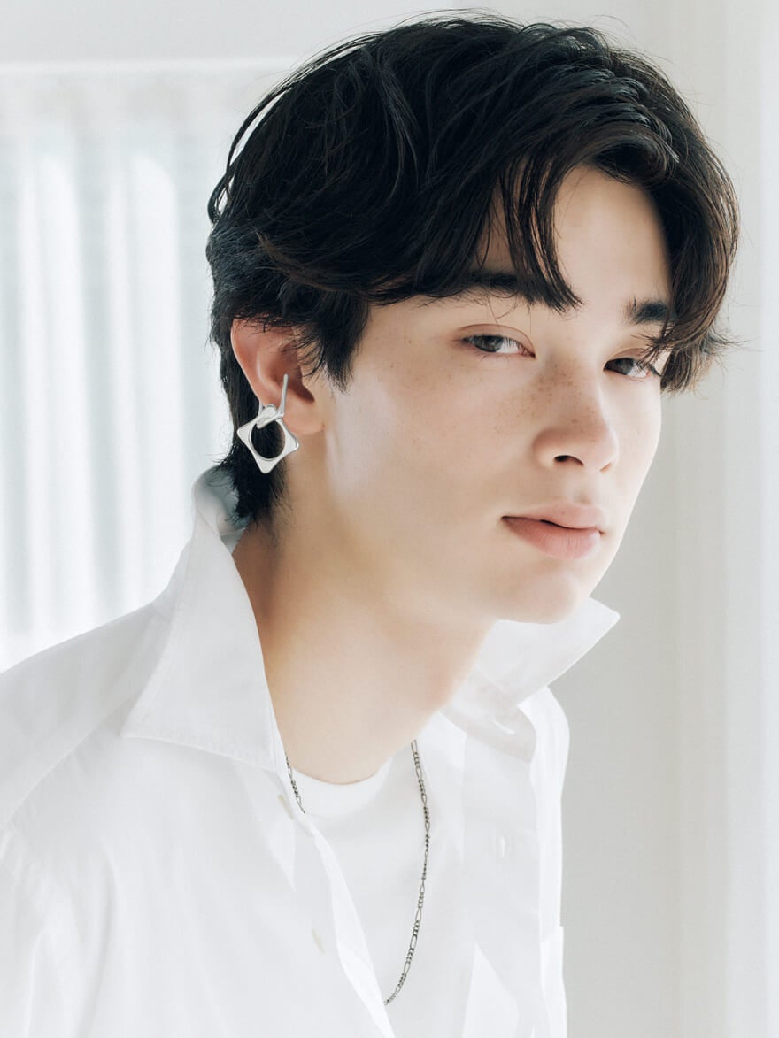 ジュエリーブランドJouete（ジュエッテ）のスクエアシルエットの2本組リングセットをイヤカフとして着用したメンズノンノモデルの栄莉弥