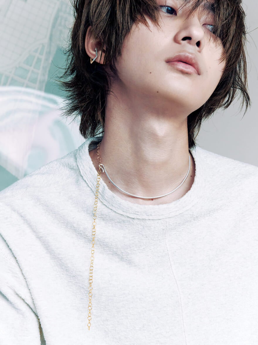 Jouete（ジュエッテ）のシルバー＆ゴールドデザインのチョーカーを着用する髙橋大翔さん