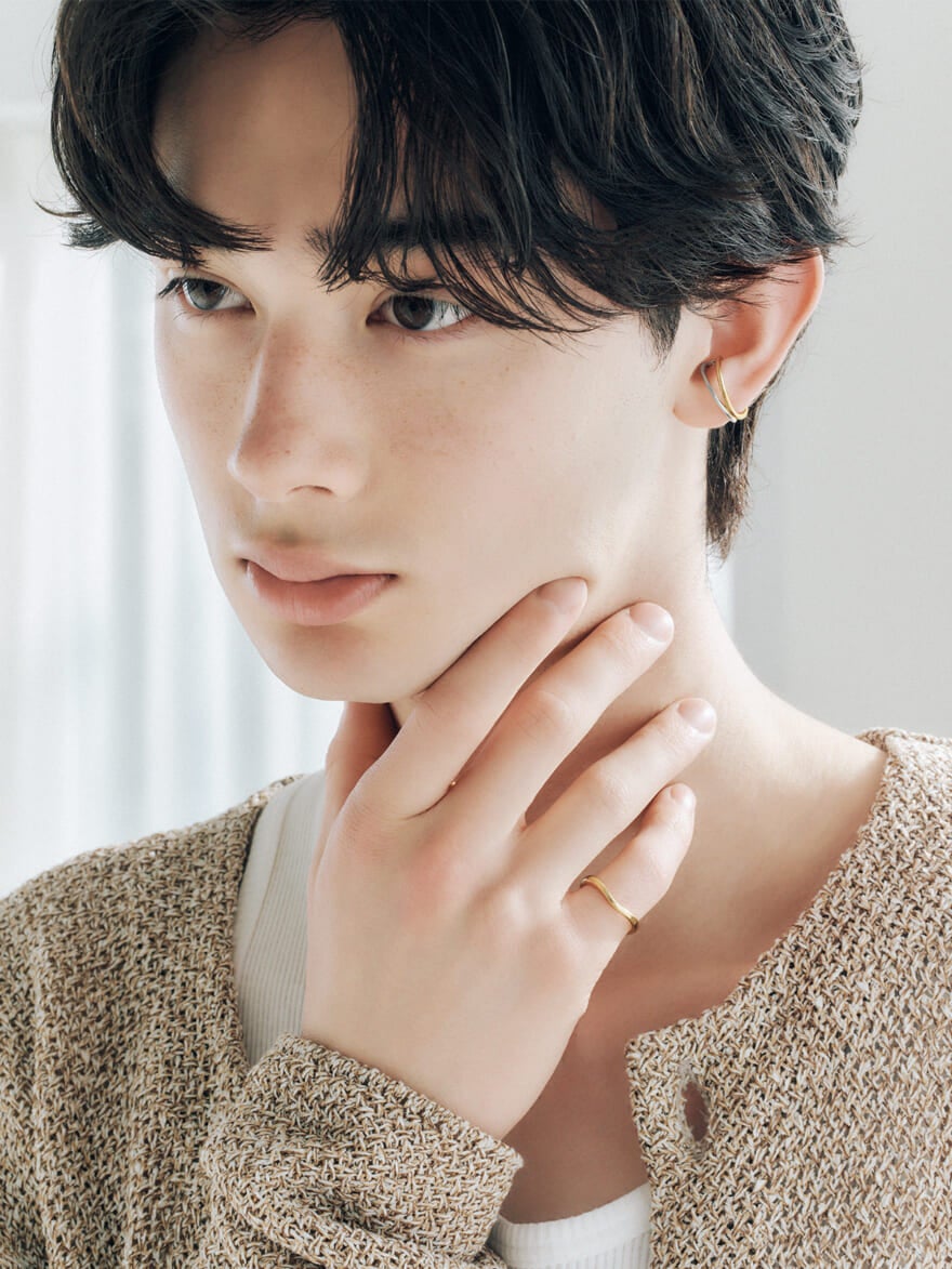 ジュエッテの2本組リングセット「メニリング」をイヤカフとリングとして分けてコーディネートした例