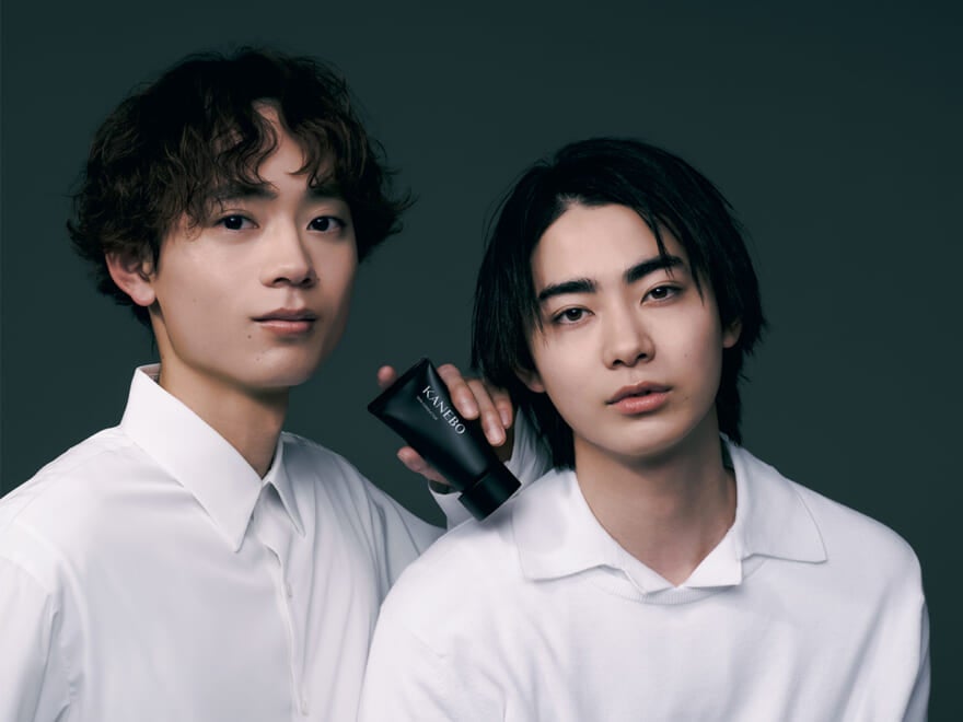 黒KANEBOの新しいモイスチャライザー「カネボウ スキンコンダクター」を手にするメンズノンノモデルの豊田裕大と水沢林太郎