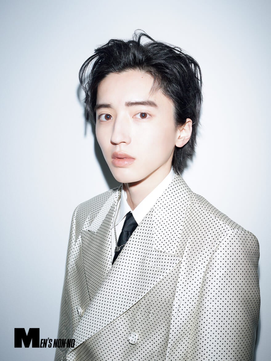 ヴァレンティノのドット柄のメンズ向けダブルジャケットを着用する道枝駿佑さん